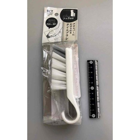 タオルバーにかけられるタイルブラシの商品画像