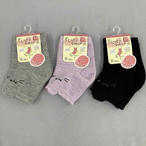 保湿用　かかとソックス　耳付き猫柄の商品画像