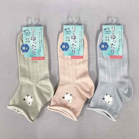 婦人ゆったり靴下クルー丈薄手　シマエナガ柄の商品画像