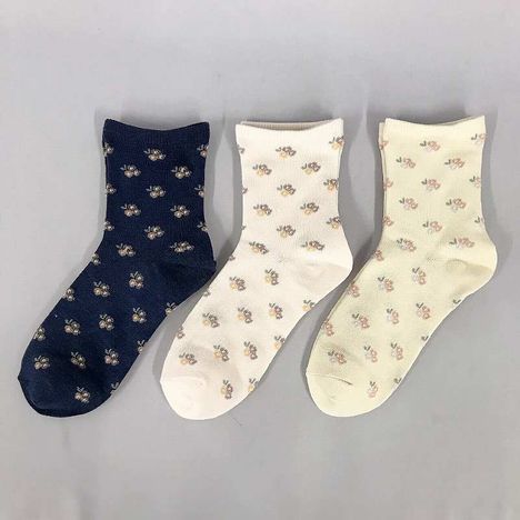 婦人ゆったり靴下クルー丈椿オイル花総柄の2番目の写真