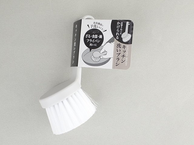 水切りかごに掛けられるキッチンブラシの画像